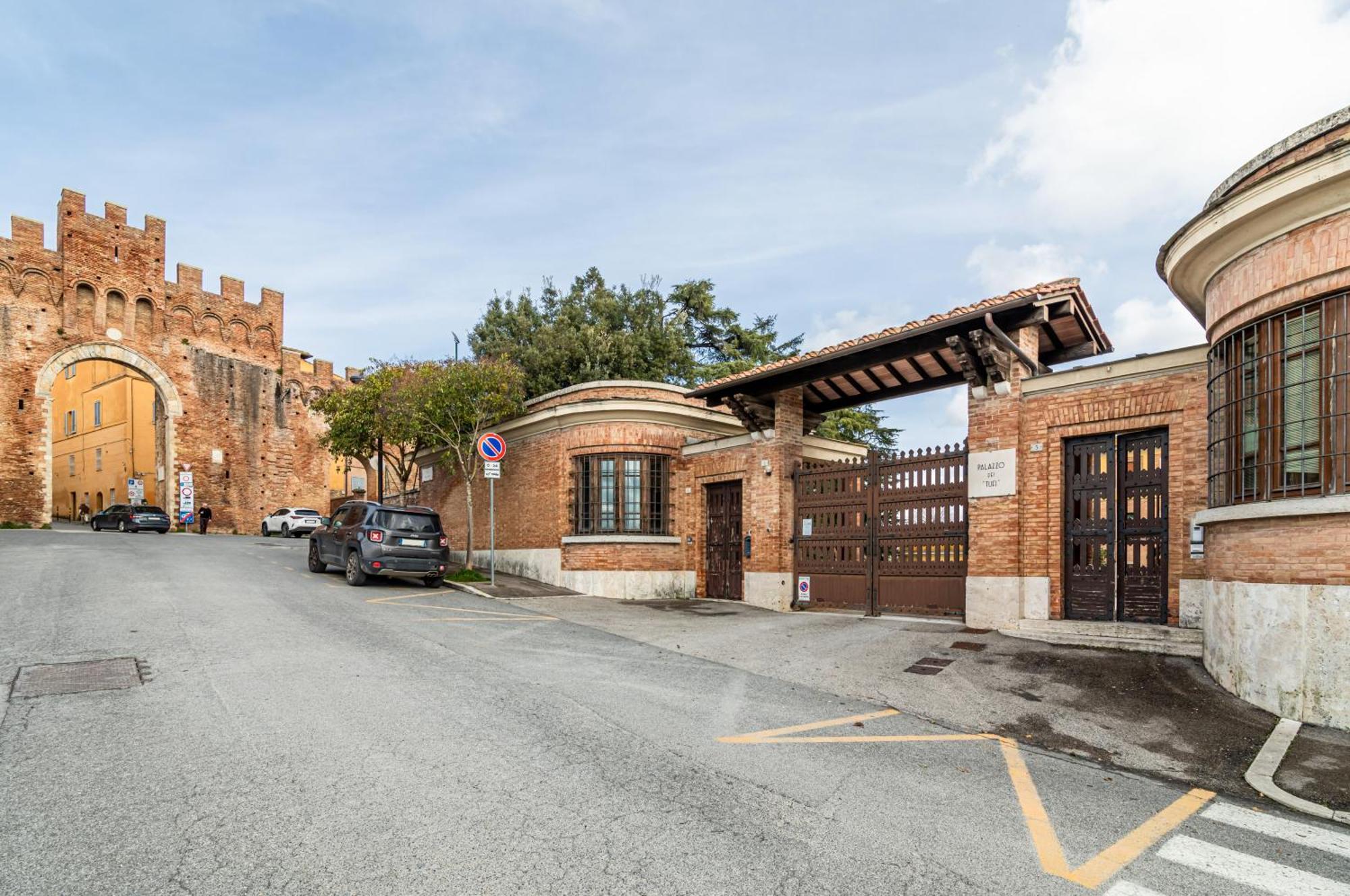 Porta Tufi Luxury Apartment With Private Parking! Siena Buitenkant foto