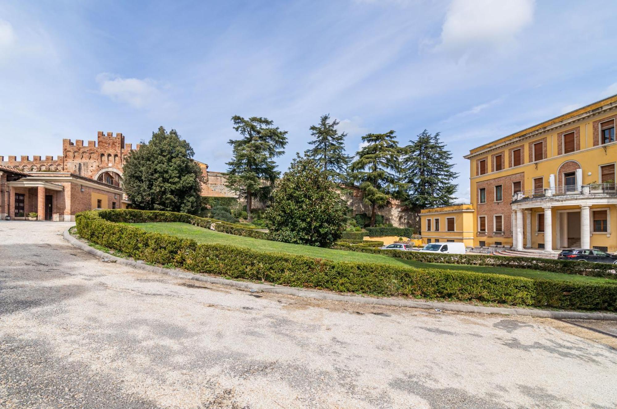 Porta Tufi Luxury Apartment With Private Parking! Siena Buitenkant foto